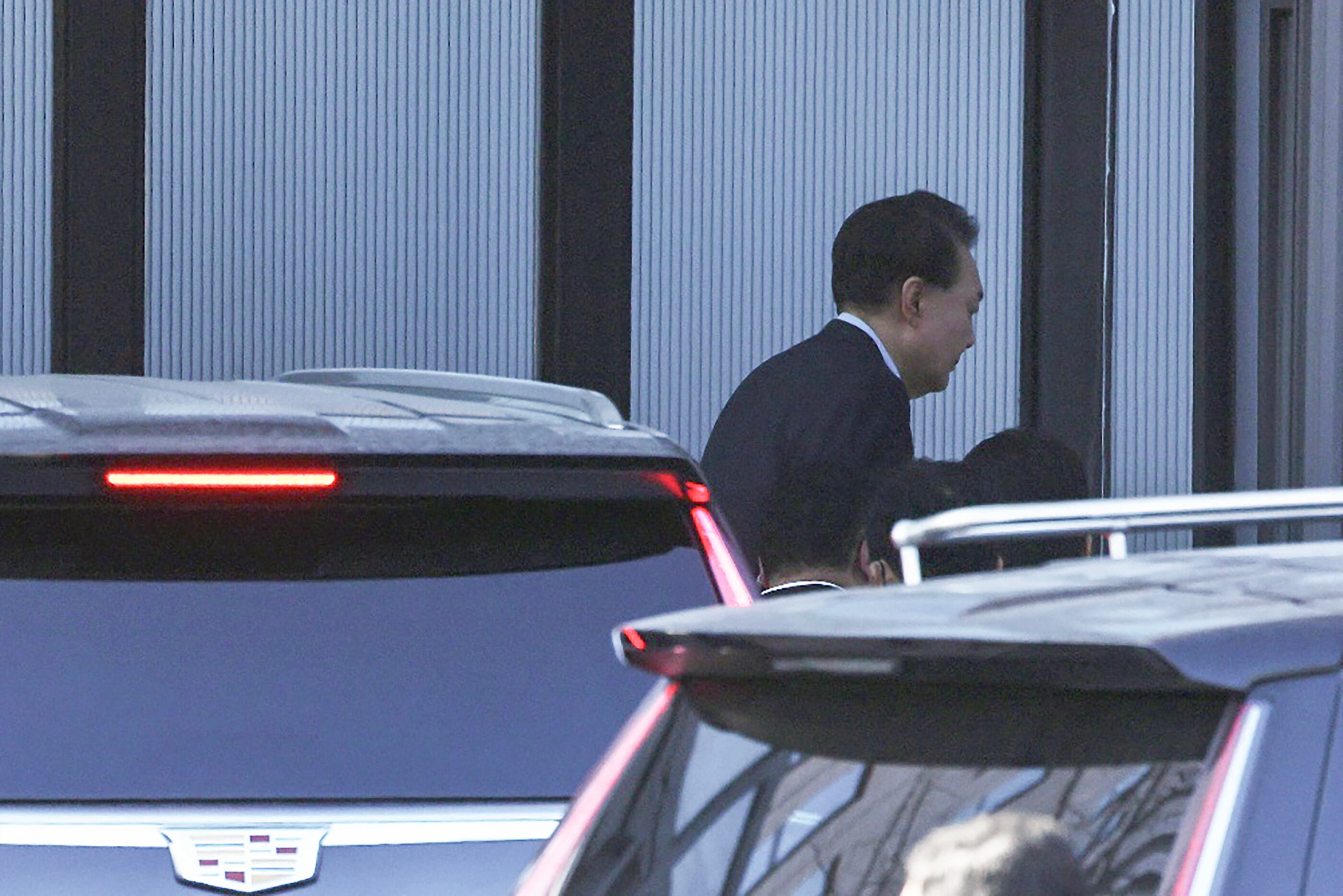 El presidente acusado de Corea del Sur, Yoon Suk-Yeol, llega al complejo edificio que alberga la Oficina de Investigación de la Corrupción para Funcionarios de Alto Rango (CIO) en Gwacheon el 15 de enero de 2025. Yoon dijo el 15 de enero que había decidido someterse a un interrogatorio sobre su fallido consejo militar. La ley intentó evitar el "derramamiento de sangre" a pesar de que creía que la investigación era ilegal. (Foto de KOREA POOL / AFP)
