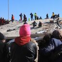 La gente observa cómo los rescatistas y los civiles buscan sobrevivientes bajo los escombros de los edificios derrumbados en Nurdagi, en el campo de Gaziantep, el 9 de febrero de 2023, tres días después de un terremoto mortal que azotó Turquía y Siria.(Photo by Zein Al RIFAI / AFP)