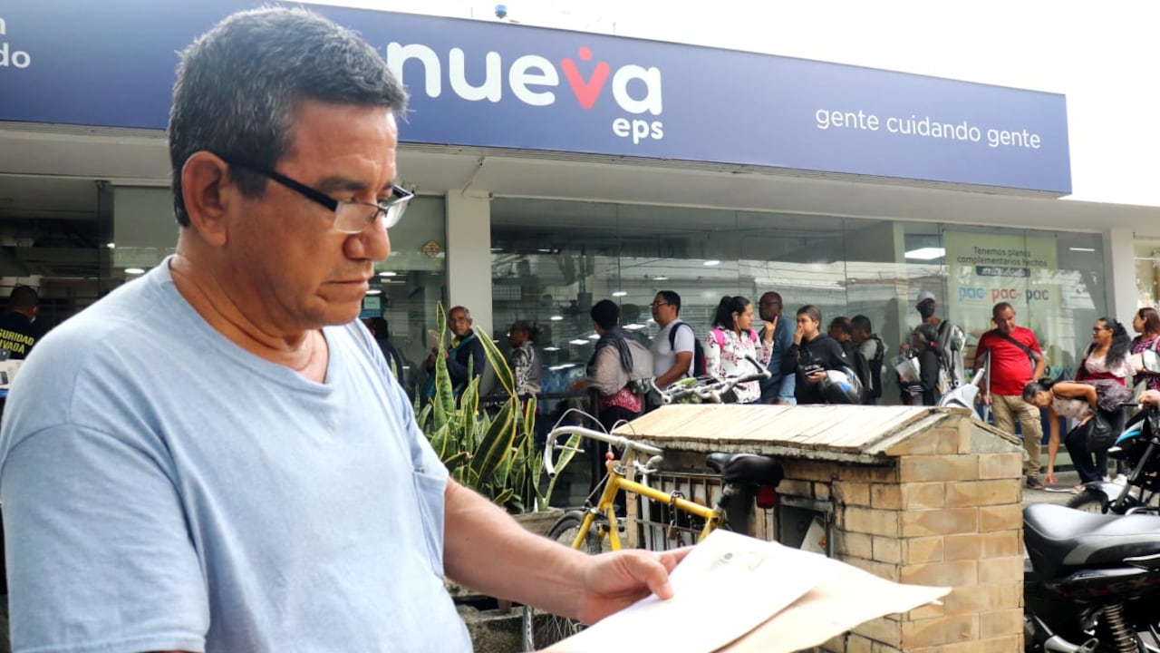 Usuarios de NUEVA EPS esperan la habilitación gradual de nuevos puntos de dispensación tras el cambio de gestores farmacéuticos.