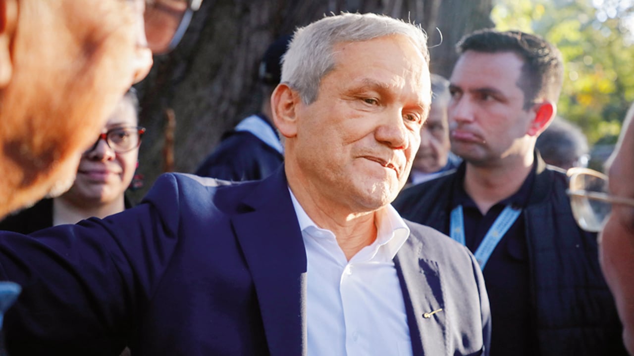 Desde noviembre de 2024, el exdirector del Dapre, Carlos Ramón González, se encuentra fuera del país.