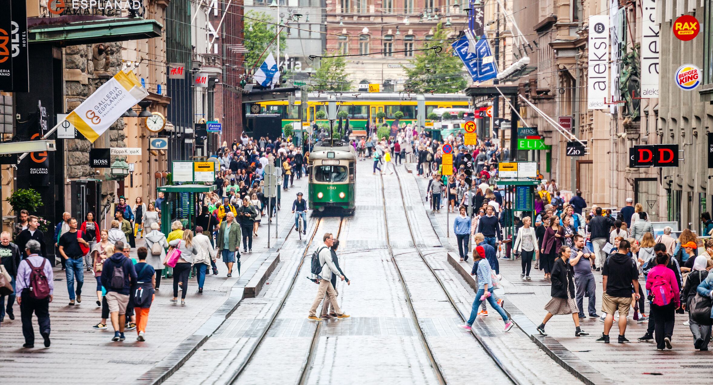 Las personas caminando por las calle de Helsinki, capital de Finlandia, en territorio europeo
