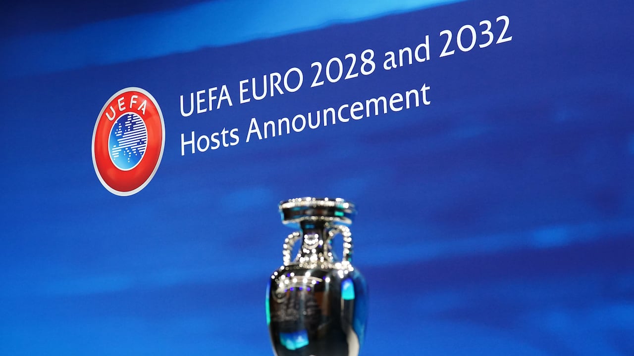 Una vista general del trofeo del Campeonato de Europa durante la Eurocopa 2028 y la Eurocopa 2032.
