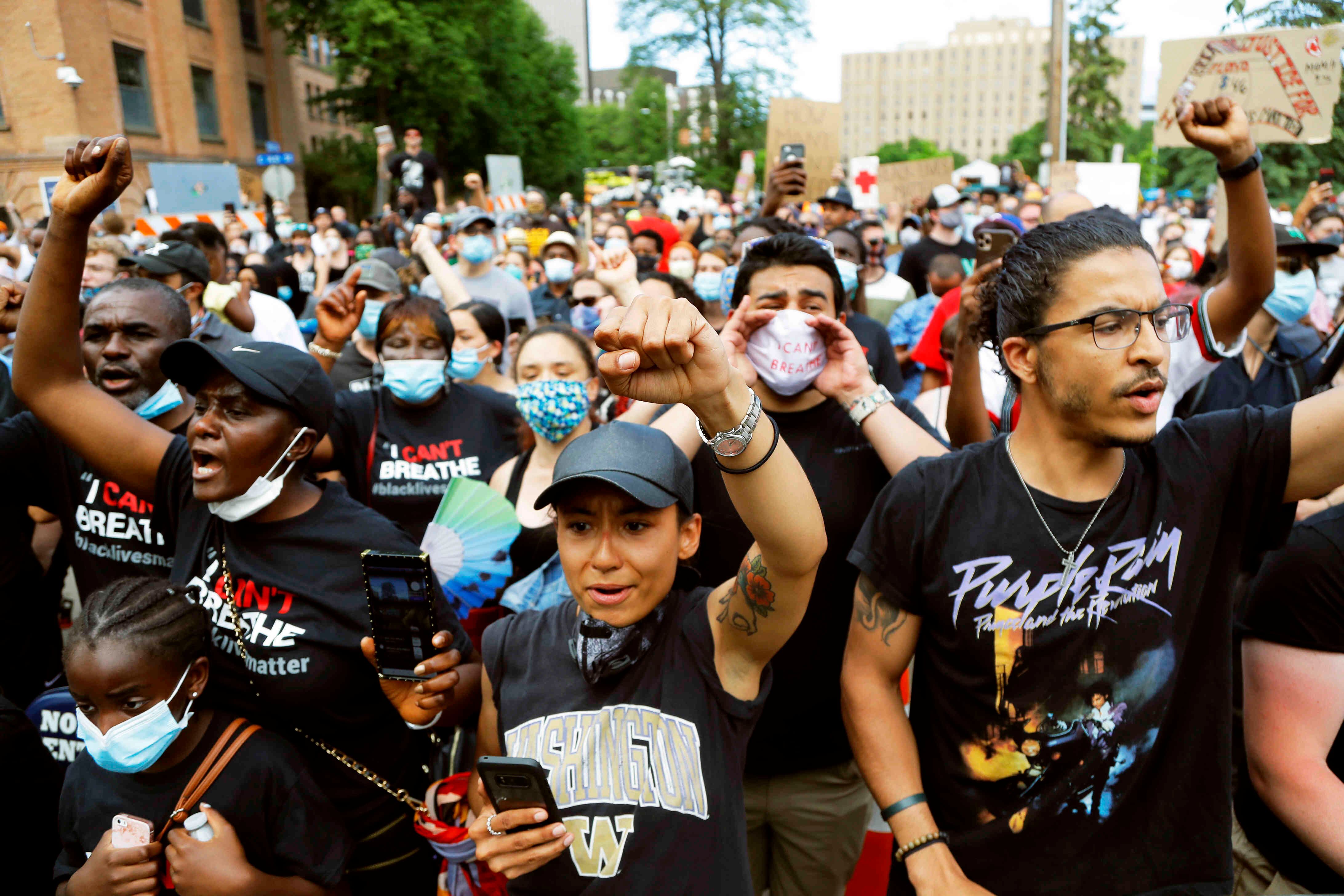 Como el funeral de este jueves era privado, los manifestantes se dieron cita a las afueras del santuario de la universidad para protestar pacíficamente por la muerte del miembro de su comunidad. Los actos pacíficos también se replicaron en diversos estados del país. Foto: Julio Cortez / AP