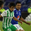 David Macalister Silva de Millonarios y Daniel Mantilla de Atlético Nacional disputan la pelota en el duelo de la Liga BetPlay.