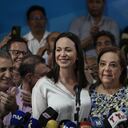 La líder opositora venezolana María Corina Machado en conferencia de prensa, acompañada por Corina Yoris, en Caracas, Venezuela, el viernes 22 de marzo de 2024. (AP Foto/Ariana Cubillos)