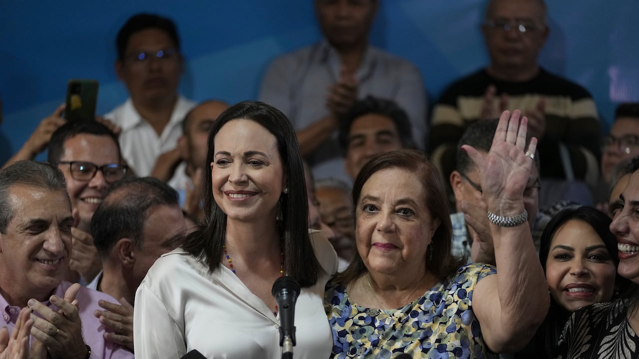 La líder opositora venezolana María Corina Machado en conferencia de prensa, acompañada por Corina Yoris, en Caracas, Venezuela, el viernes 22 de marzo de 2024. (AP Foto/Ariana Cubillos)