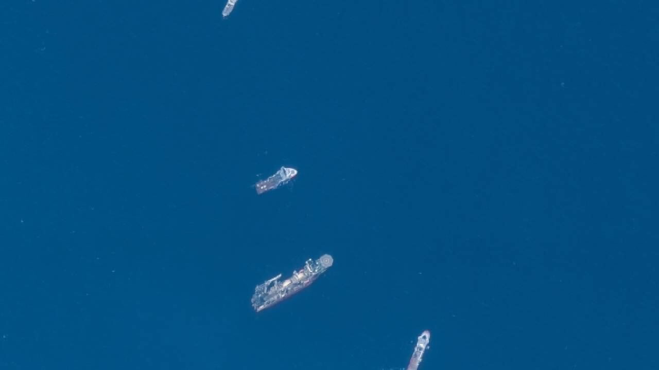 Una imagen satelital muestra los barcos que participaban en las operaciones de búsqueda y rescate.