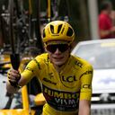 El danés Jonas Vingegaard, vestido con la camiseta amarilla de líder general, brinda con champán durante la vigésima primera etapa de la carrera ciclista del Tour de Francia de más de 115 kilómetros (71,5 millas) con inicio en Saint-Quentin-en-Yvelines y final en los Campos Elíseos en París, Francia, el domingo 23 de julio de 2023. (AP Foto/Daniel Cole, Pool)