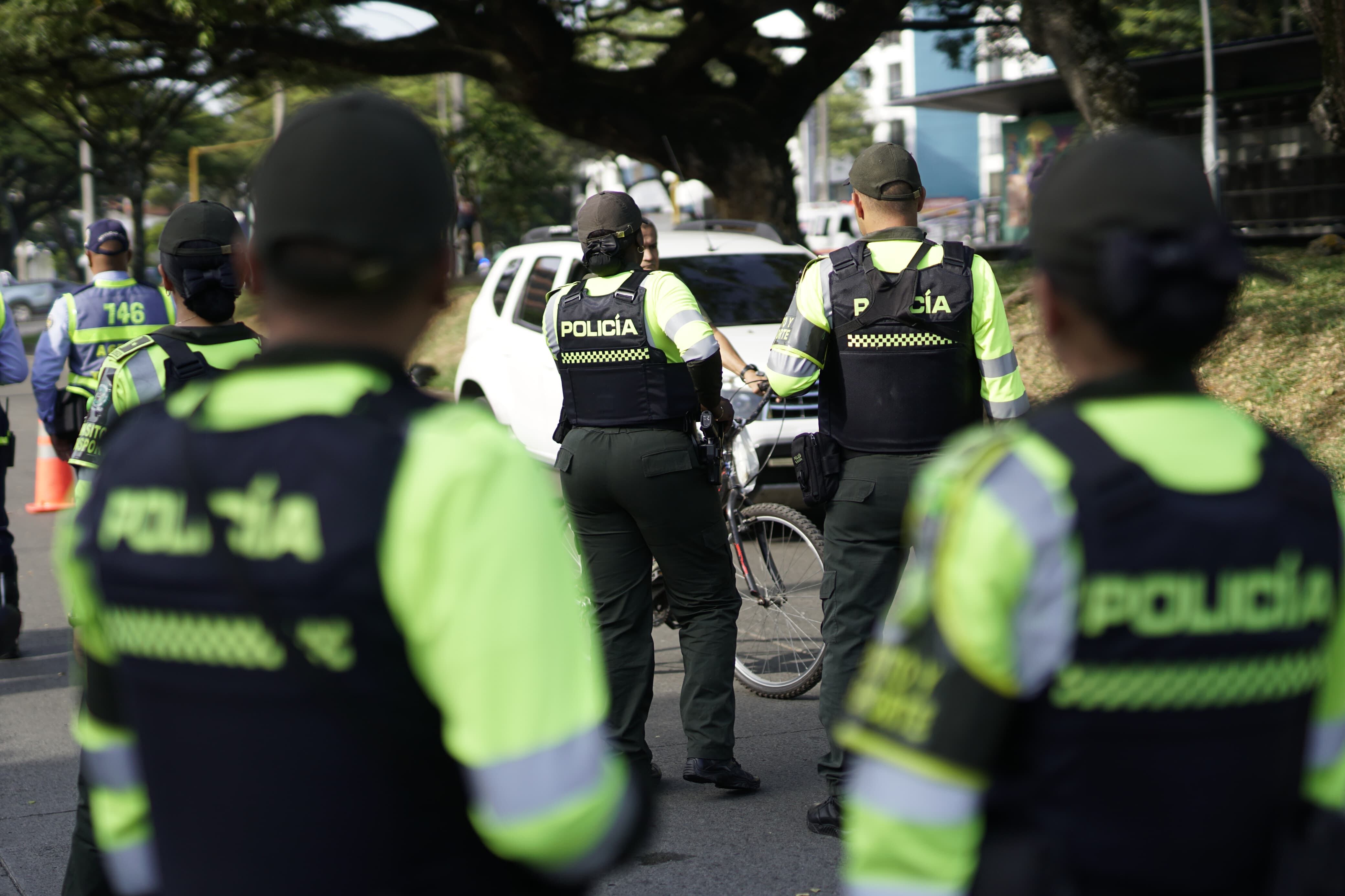 Operativos con los nuevos policias de transito. Del convenio con DITRA, en el sur de Cali. Foto Jorge Orozco / El País.