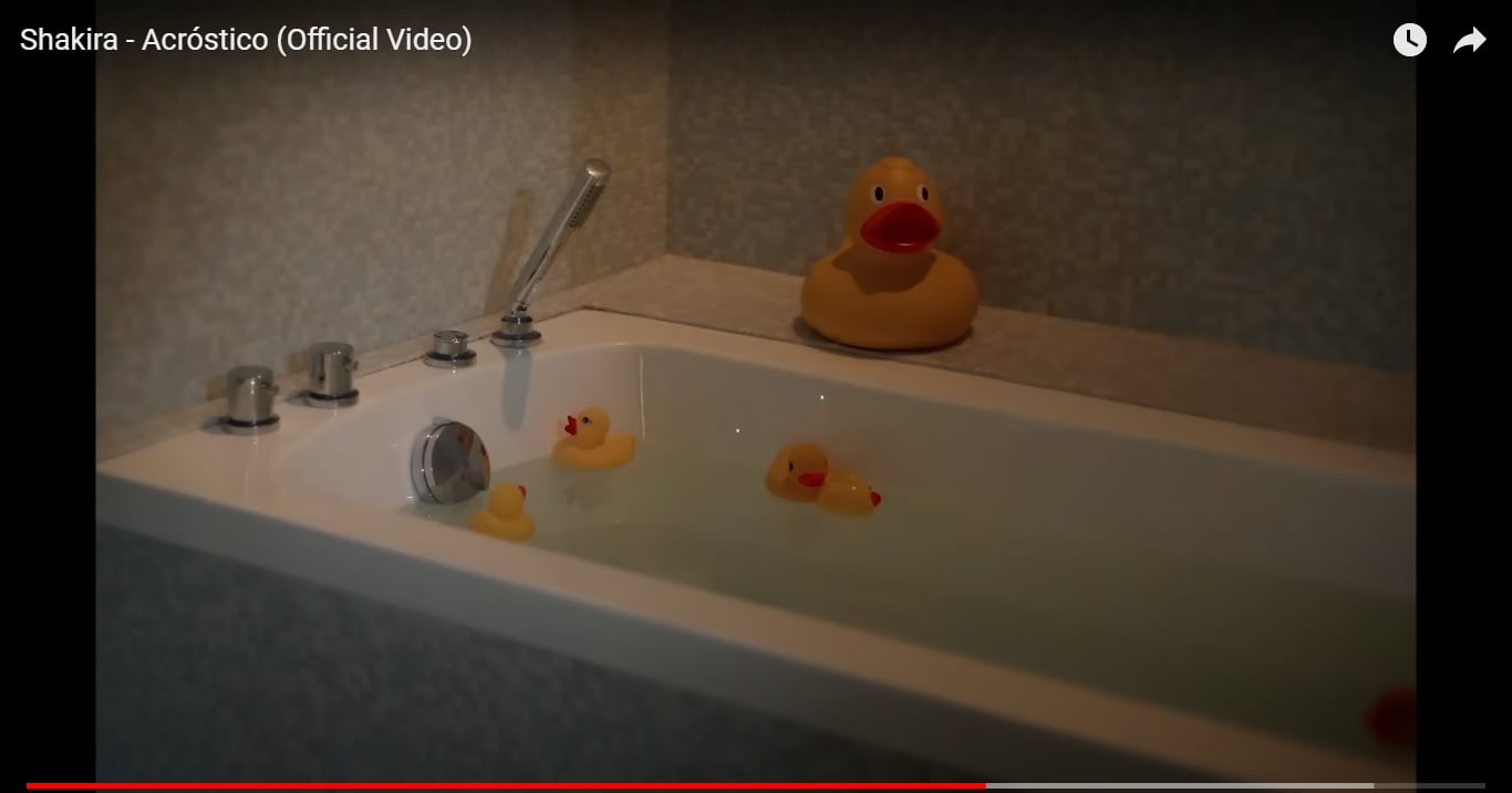 Foto: YouTube Shakira. Acróstico Video Oficial. Minuto 1:57.