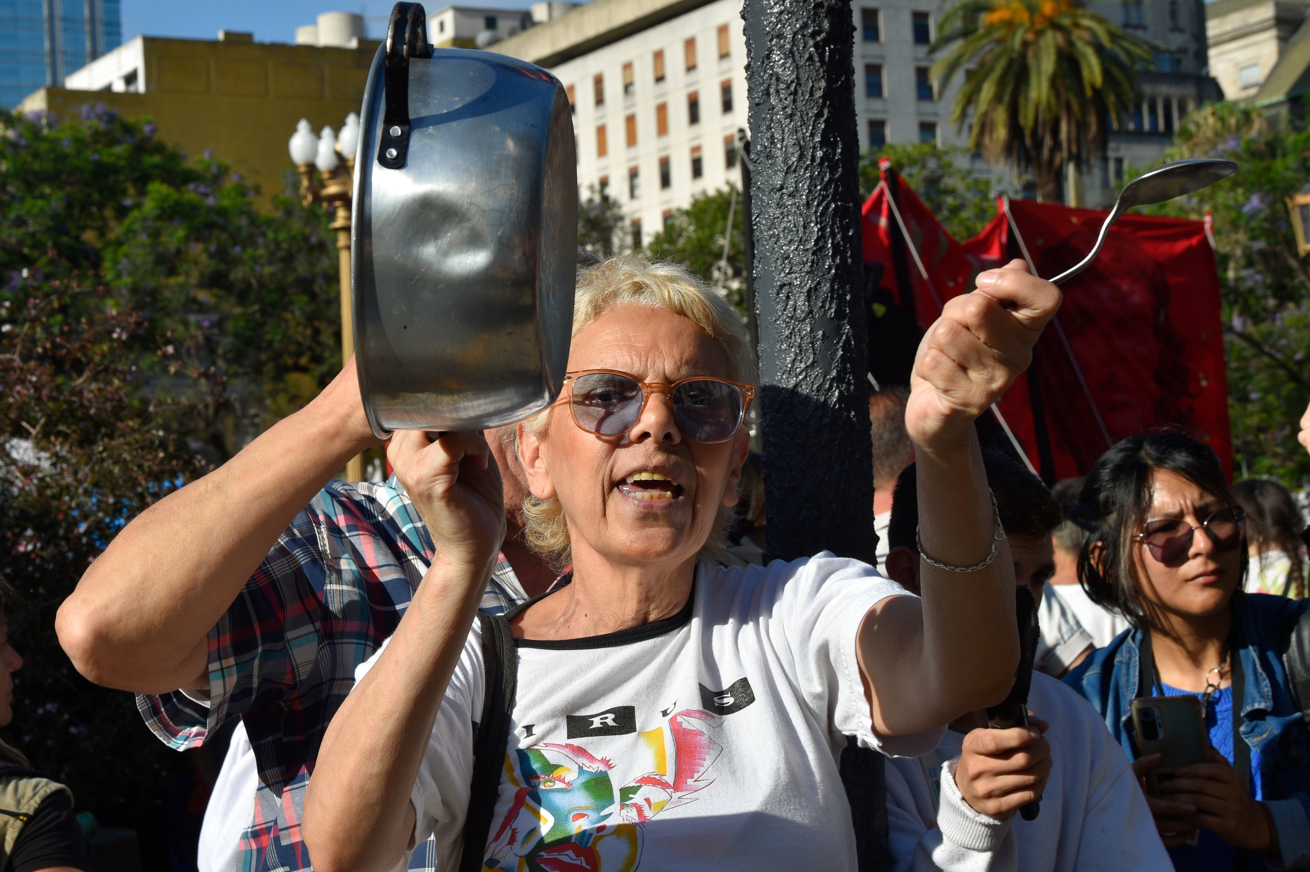 Este hecho desencadenó en protestas por parte de la ciudadanía, que se concentró en varios puntos de las ciudades.