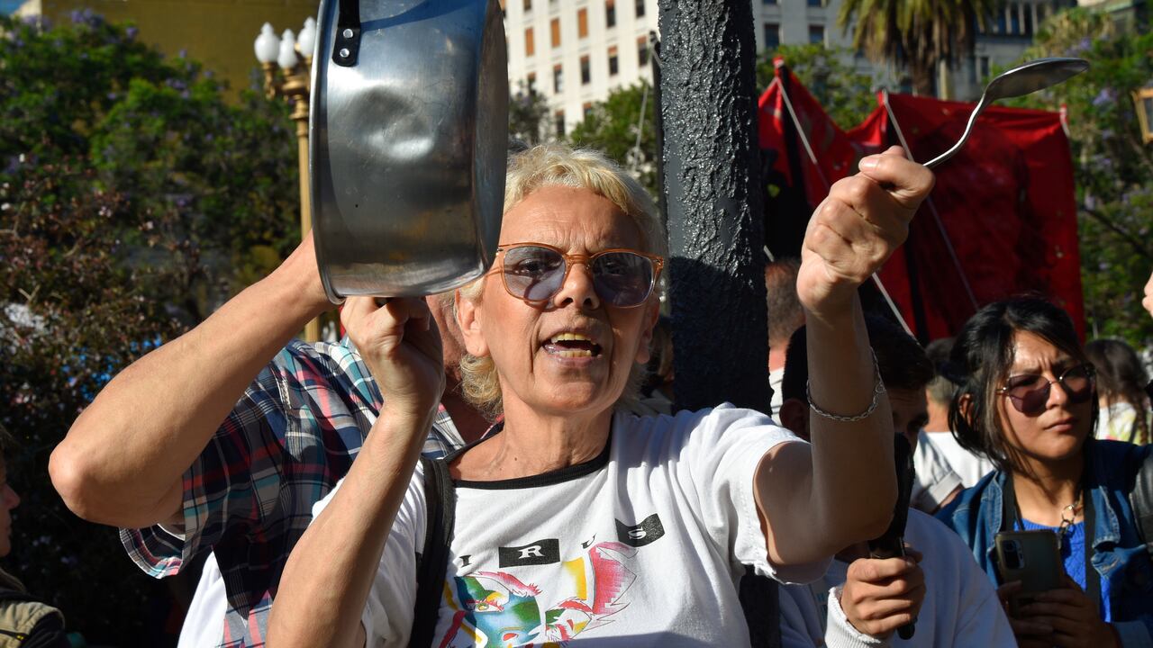 Este hecho desencadenó en protestas por parte de la ciudadanía, que se concentró en varios puntos de las ciudades.