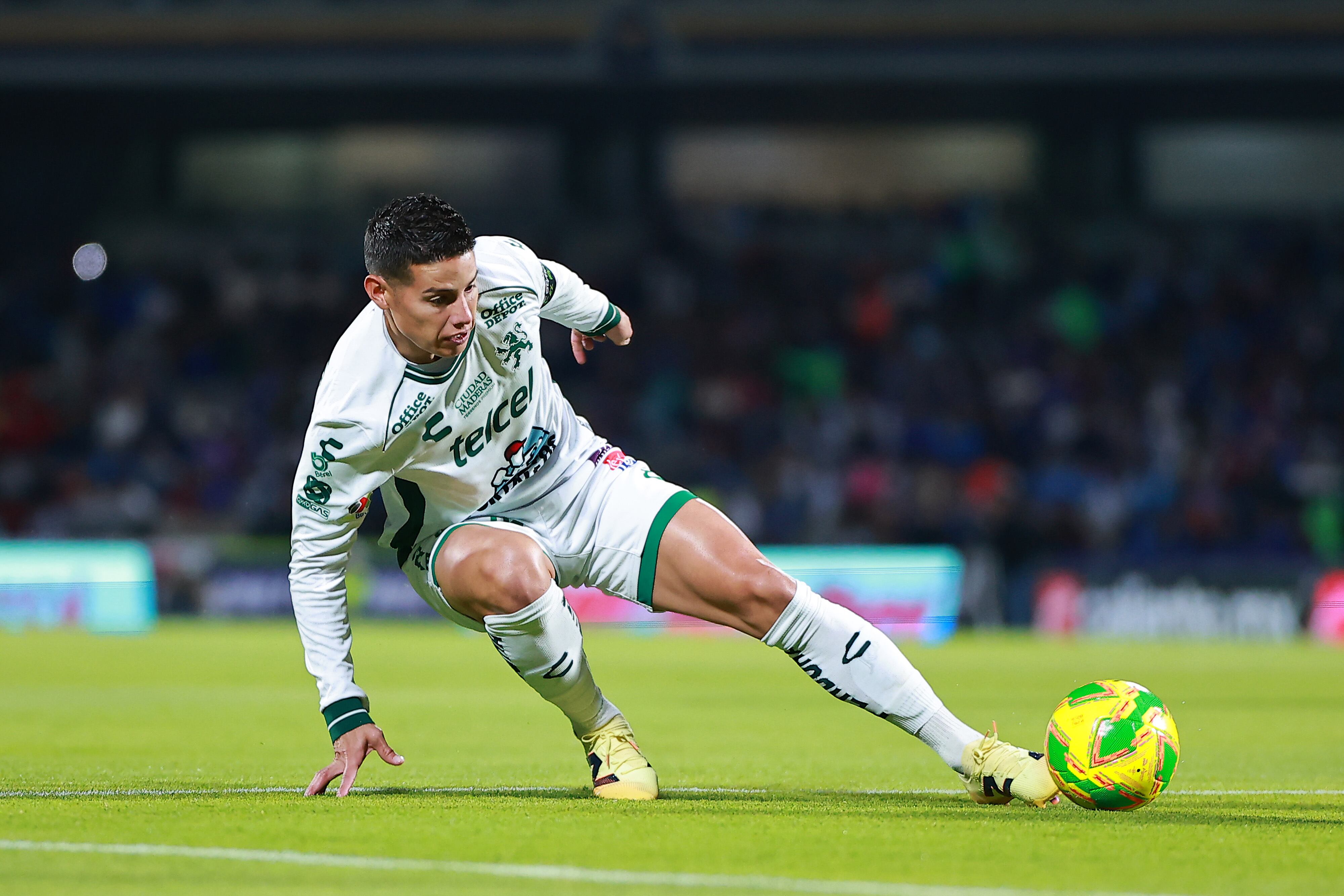MEXICO CITY, MEXICO - APRIL 15: James Rodriguez of Leon controls the ball during the 16th round match between Cruz Azul and Leon as part of the Torneo Clausura 2025 Liga MX at Estadio Olimpico Universitario on April 15, 2025 in Mexico City, Mexico. (Photo by Manuel Velasquez/Getty Images)