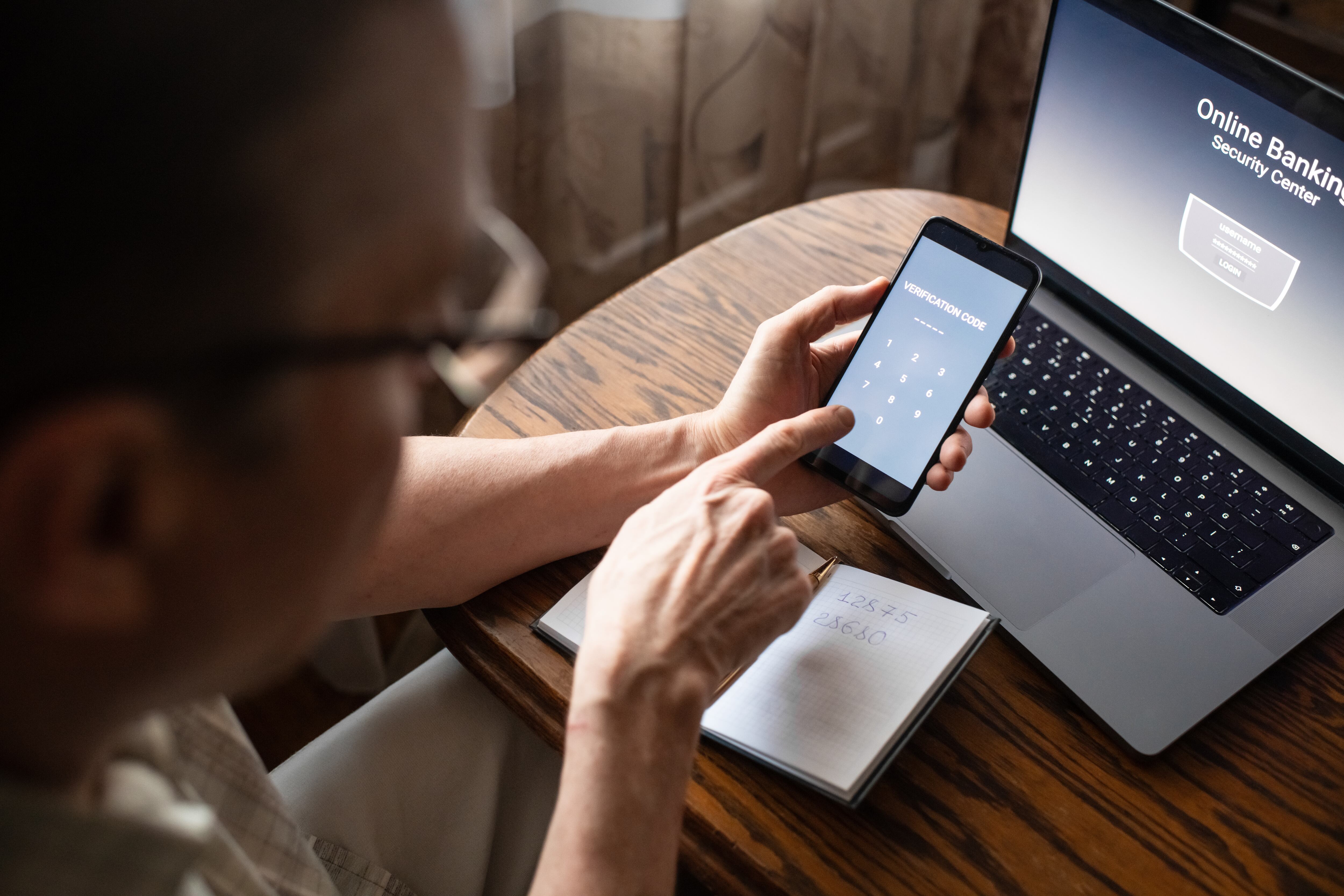 El FBI también ha emitido advertencias sobre estas estafas, conocidas como "smishing", que combinan mensajes SMS con técnicas de phishing para engañar a las víctimas y obtener su información personal.