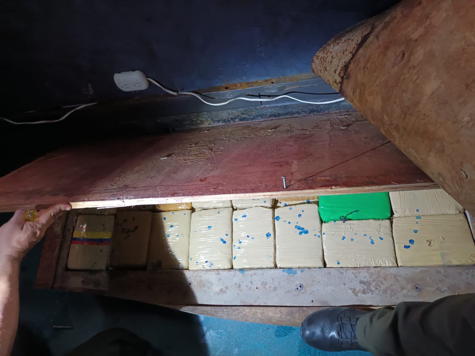 La caleta estaba oculta en un doble fondo.