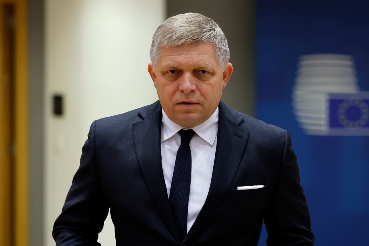 El primer ministro de Eslovaquia, Robert Fico, llega a una mesa redonda en una cumbre de la UE en Bruselas, el jueves 1 de febrero de 2024. Los informes de los medios dicen el miércoles 15 de mayo de 2024 que el primer ministro populista de Eslovaquia, Robert Fico, resultó herido en un tiroteo.