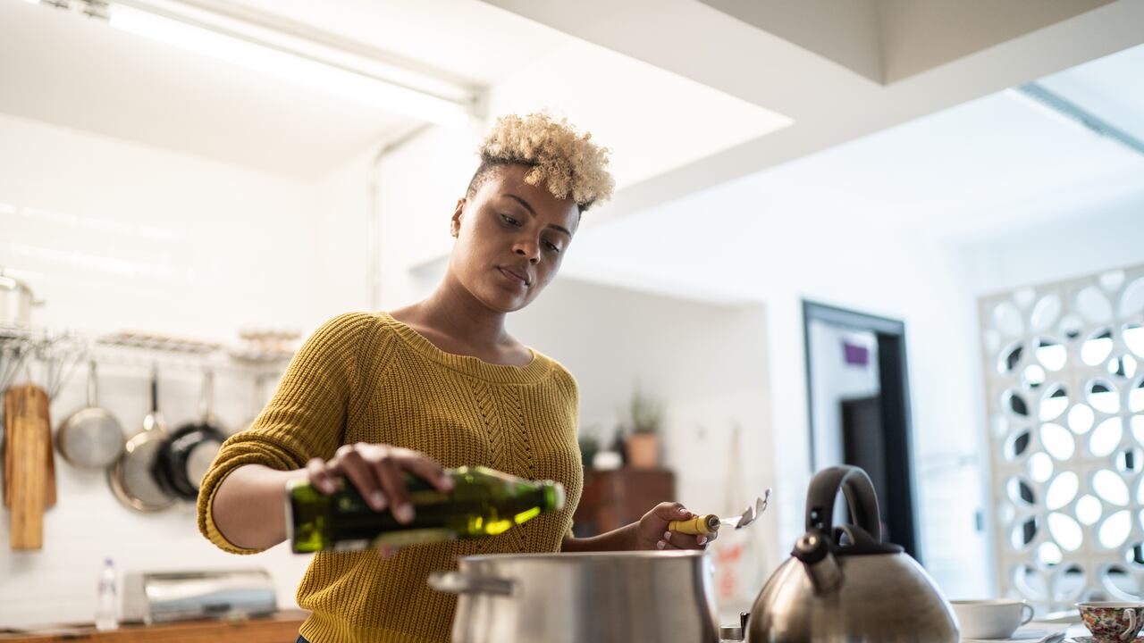 Un estudio defiende que el aceite de oliva puede ayudar a proteger el hígado de daños celulares.