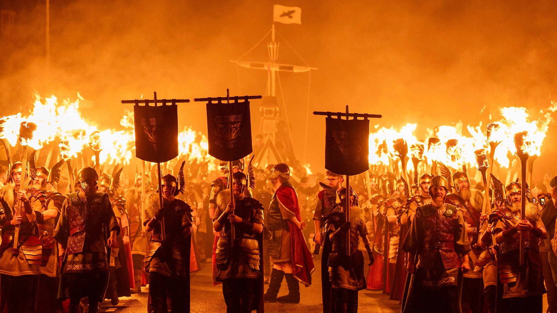 El escuadrón Jarl participa en la procesión de antorchas en el festival Junior Up Helly Aa en Lerwick en las Islas Shetland, Escocia.