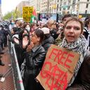 En esta imagen de archivo, policías antimotines hacen guardia mientras los manifestantes corean eslóganes en el exterior del campus de la Universidad de Columbia, el 18 de abril de 2024, en Nueva York. (AP Foto/Mary Altaffer, archivo)