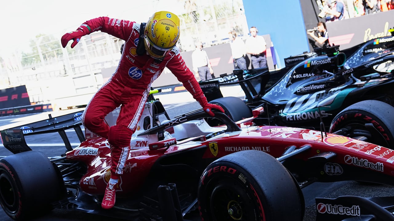 Lewis Hamilton salta del monoplaza.