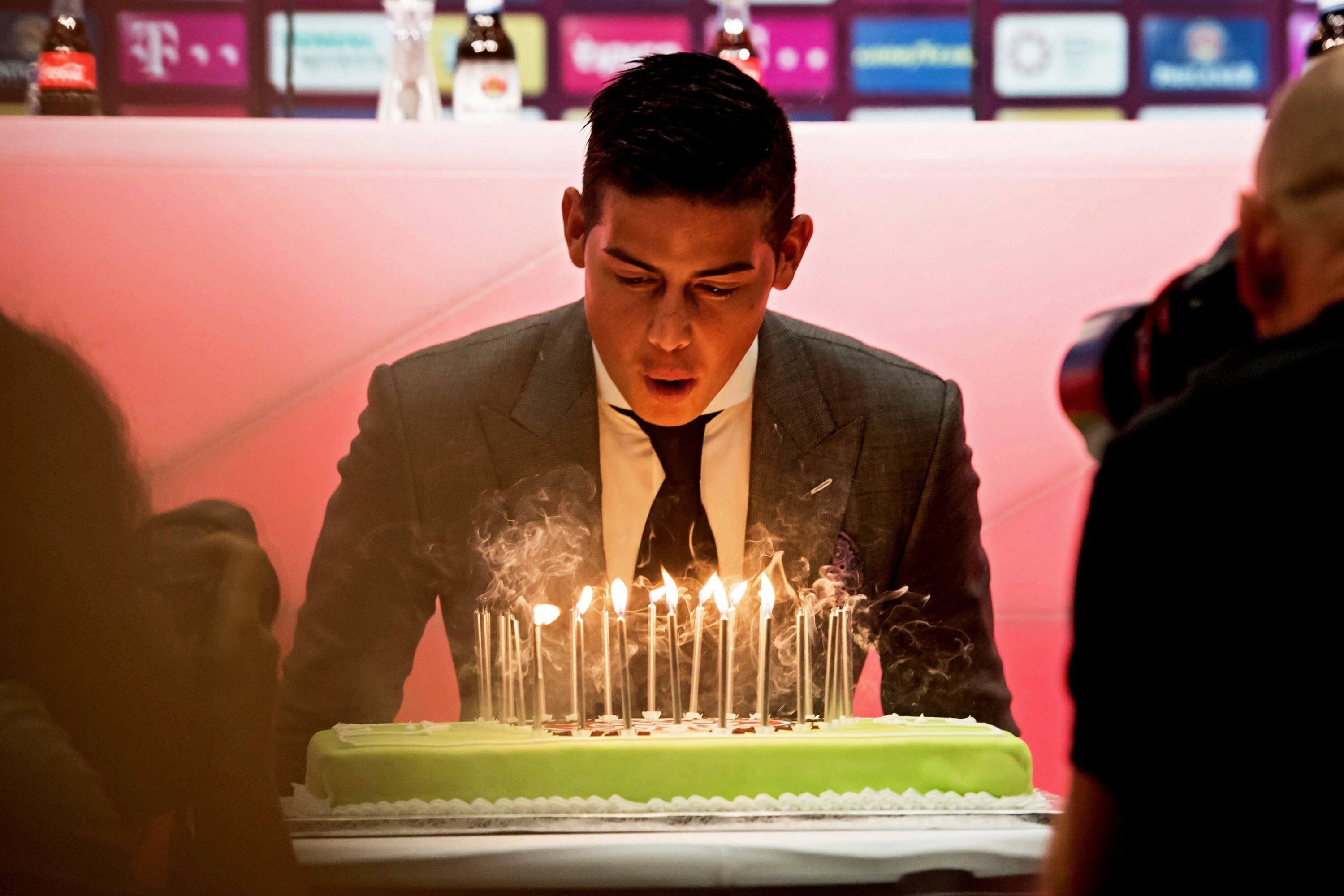James Rodríguez celebrando su cumpleaños 26 en su llegada a Bayern Múnich.