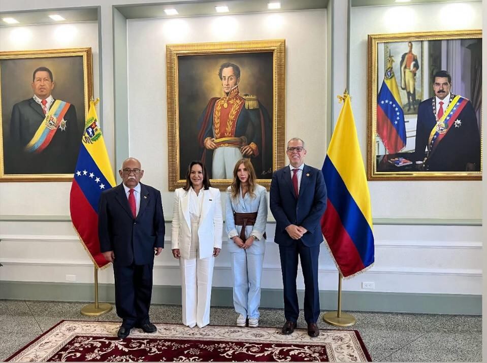 Alfredo Saade, jefe de despacho de Petro sella en Caracas un acuerdo