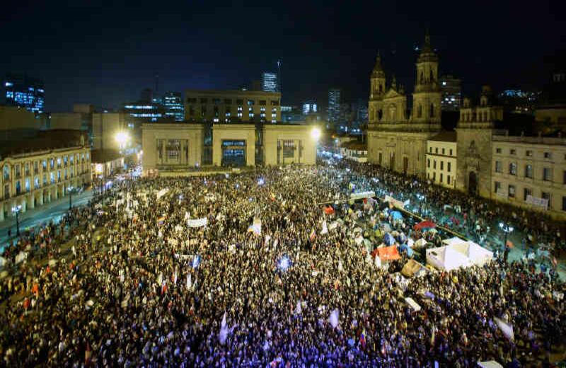 A marchar por la paz El 12 de octubre, en el marco de la Marcha de las Flores –llevada a cabo simultáneamente en varias ciudades del país–, cerca de 30.000 personas –la mayoría universitarios que mostraron que no son indolentes ante el  conflicto– caminaron desde el Planetario de Bogotá hasta la plaza de Bolívar dejando esta foto para el recuerdo.. Foto: Daniel Reina Romero - Semana