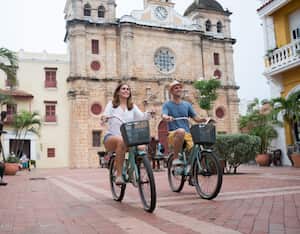 Turistas montando bicicleta en Cartagena