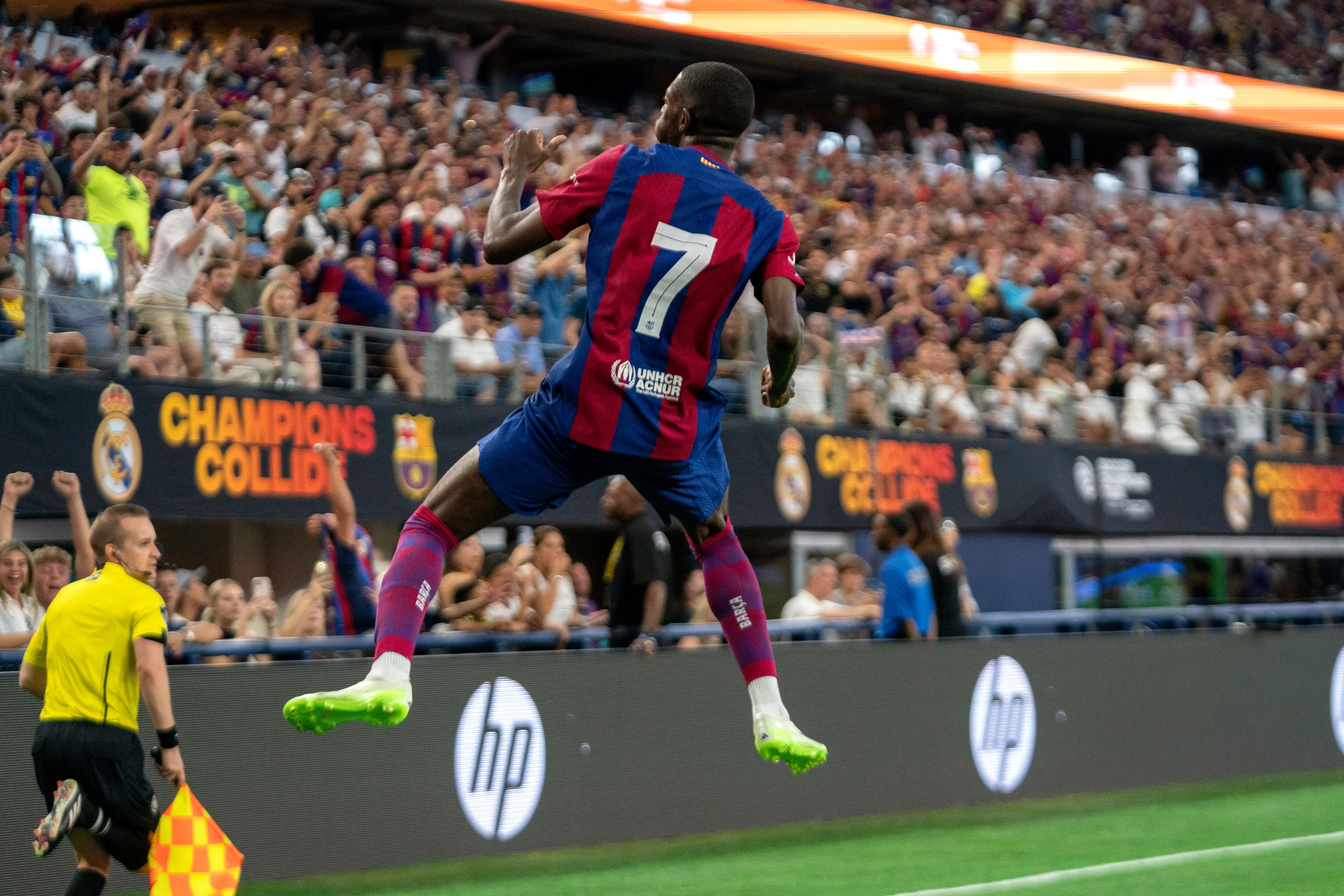 El delantero del FC Barcelona, Ousmane Dembele, celebra un gol contra el Real Madrid durante la primera mitad de un partido de fútbol del Tour de Campeones, el sábado 29 de julio de 2023 en el estadio AT&T en Arlington, Texas. (Foto AP/Jeffrey McWhorter)