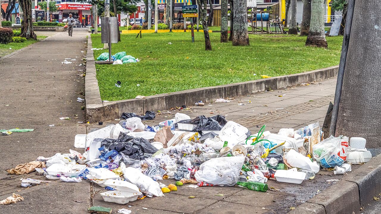 En muchas zonas de Bogotá hay basuras regadas por toda la ciudad.