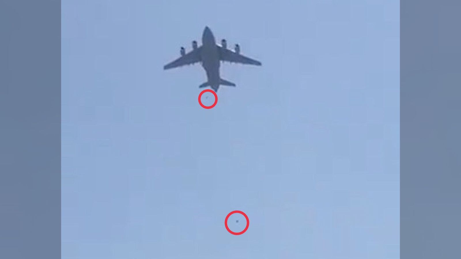 Tragedia en Afganistán: Dos polizones murieron tras caer del avión en el que planeaban huir de Kabul