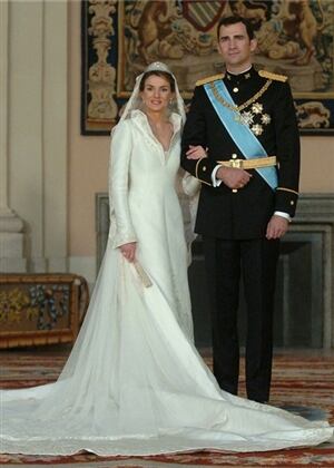 Letizia Ortiz  -  Antes de ser su alteza Doña Letizia, la periodista dejó su trabajo para contraer nupcias con el príncipe Felipe en 2004. A pesar de que hubo muchas críticas al respecto y el día de la boda no faltaron problemas de organización, incluso una lluvia torrencial, la novia –y su vestido diseñado por Manuel Pertegaz– llegaron a salvo al altar.
Foto: www.mujerhoy.com