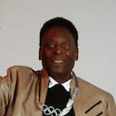 (FILES) In this file photo taken on June 16, 2016, Brazilian retired footballer Edson Arantes do Nascimento, know as Pele, waves after being decorated with an Olympic Order Medal at the Pele Museum in Santos, Sao Paulo, Brazil. - Football legend Pele gave Brazil a virtual pre-match pep talk Thursday November 24, 2022, as the national team prepared to make their World Cup debut, telling them: "Bring this trophy home." (Photo by Miguel Schincariol / AFP)