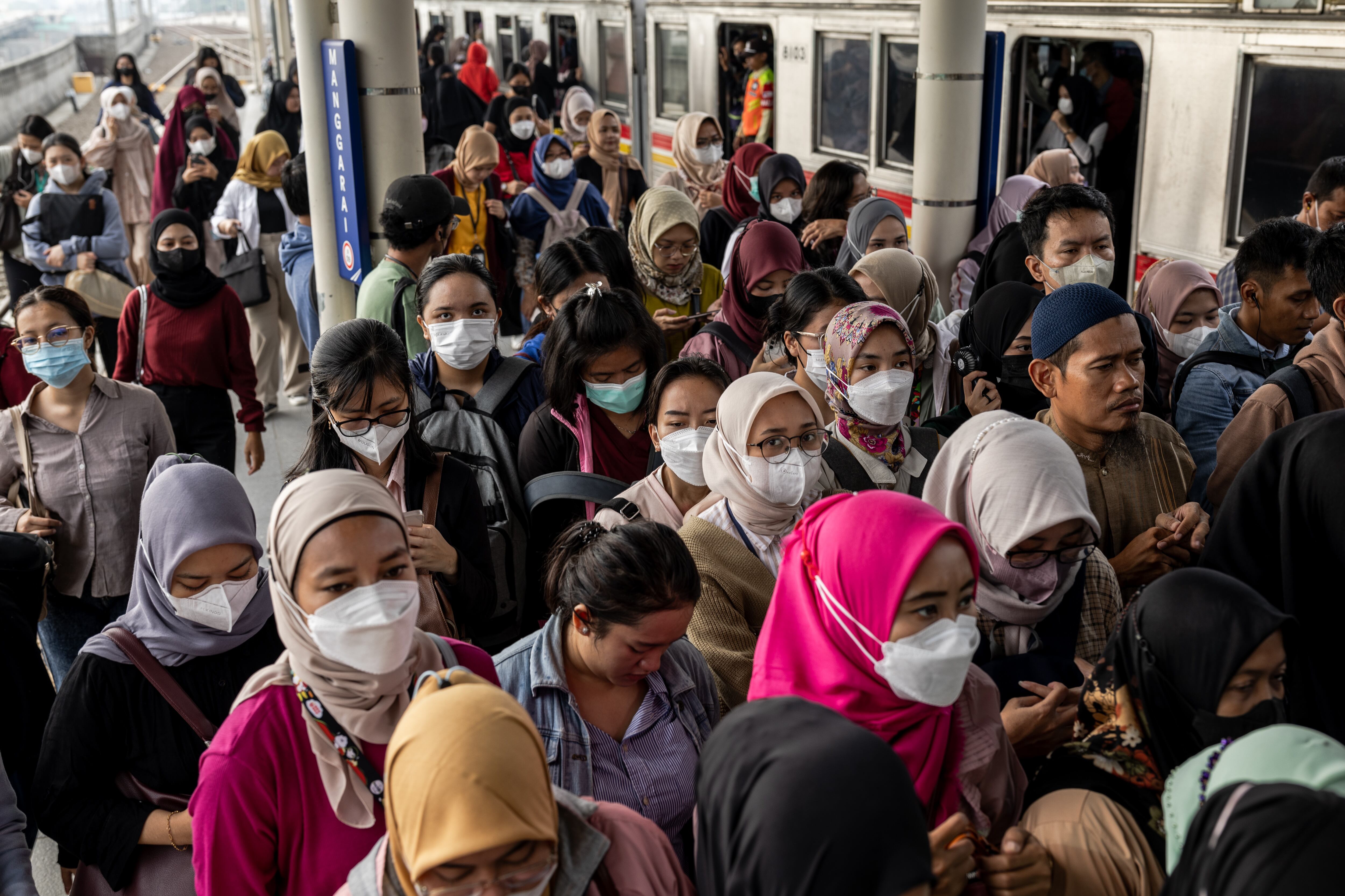 Viajeros matutinos bajan de un tren en la estación de Manggarai en Yakarta, Indonesia, el 27 de febrero de 2024. Indonesia traslada su capital de Yakarta a Nusantara, en Kalimantan Oriental