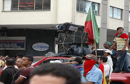 Los indígenas empezaron a dejar el lugar sacando los equipos de sonido, instalados para el diálogo con el presidente Álvaro Uribe. 