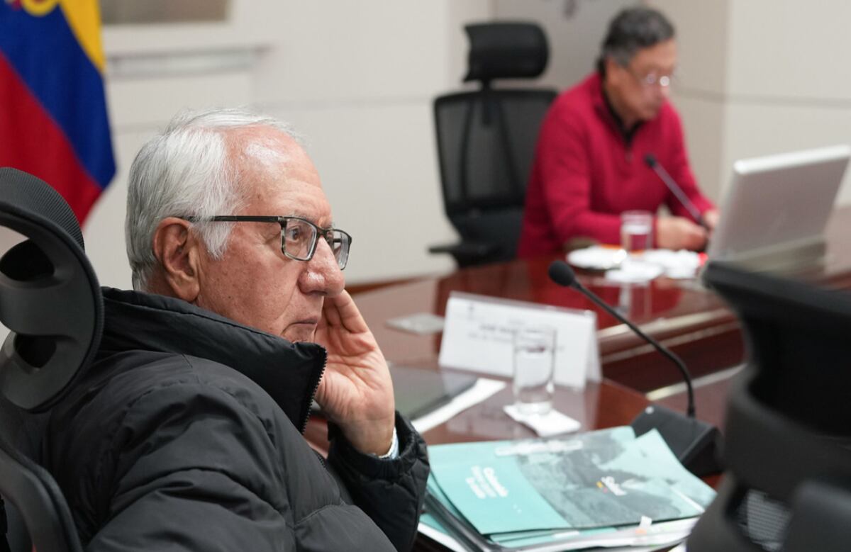 Guillermo Alfonso Jaramillo, ministro de Salud, junto a Gustavo Petro, presidente de Colombia, el 13 de febrero de 2026, en Bogotá