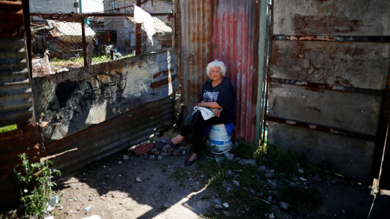 Elida Ester Corrales, de 69 años, afuera de su casa en el barrio de clase trabajadora Villa Fiorito, en Buenos Aires, Argentina , 9 de octubre de 2023.