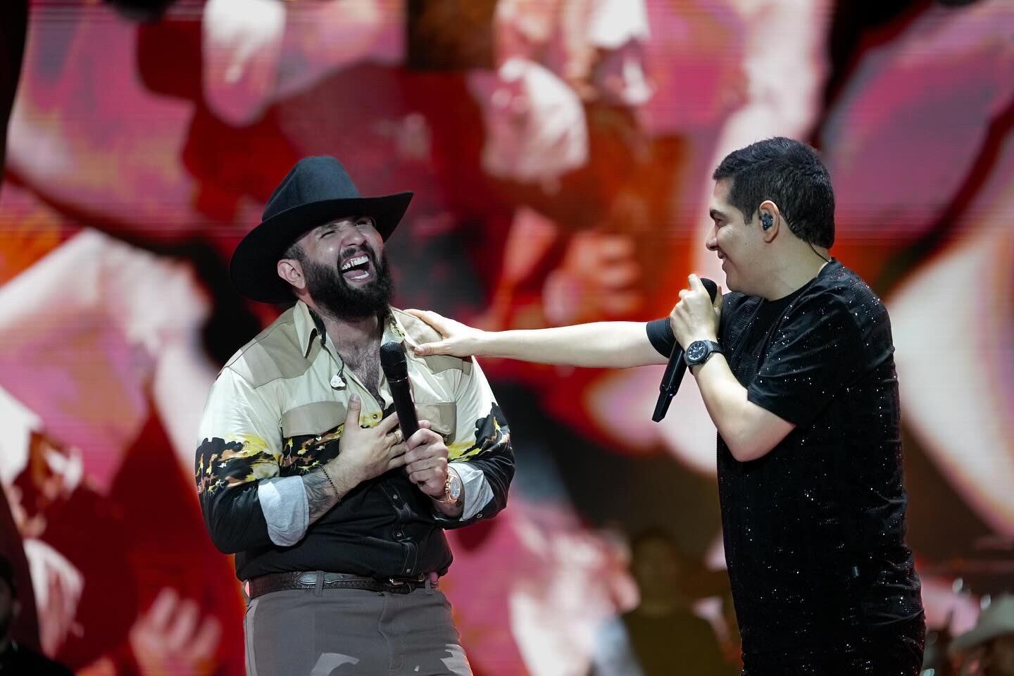 El cantante mexicano Carin León acompañado del cantante vallenato Peter Manjarrés en el parque Consuelo Araújo Noguera.