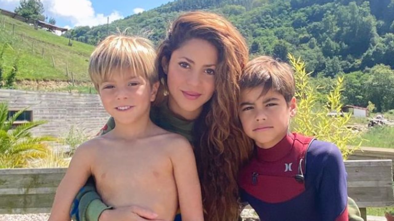 Shakira, Milán y Sasha posan para la cámara.