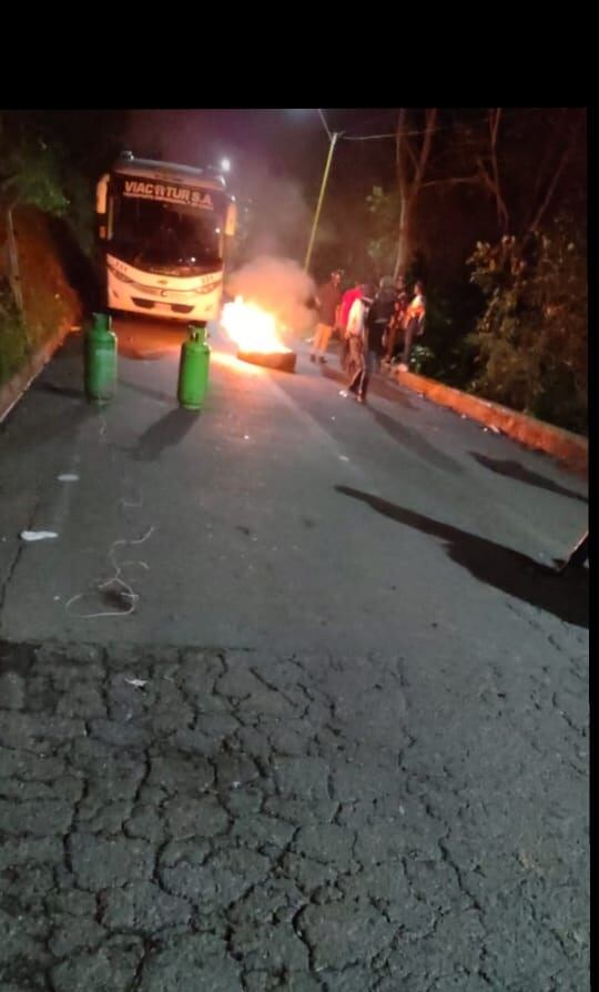 Un camión con cilindros de gas fue dispuesto por sujetos al margen de la ley en la carretera que conduce a Buriticá, Antioquia.