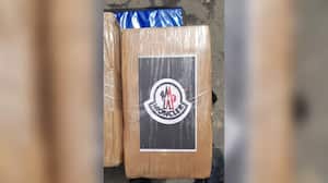 Moncler, el particular sello encontrado en una tonelada de cocaína decomisada en Bogotá