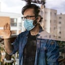 Hombre aislado en casa por brote de virus, covid.