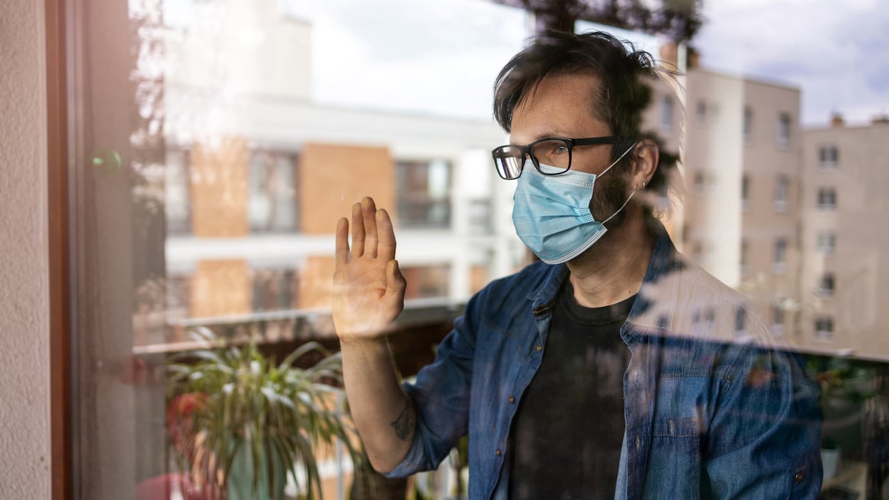 Hombre aislado en casa por brote de virus, covid.