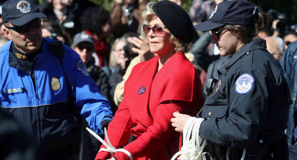 Jane Fonda arrestada nuevamente por protestar contra el cambio climático en 2020.