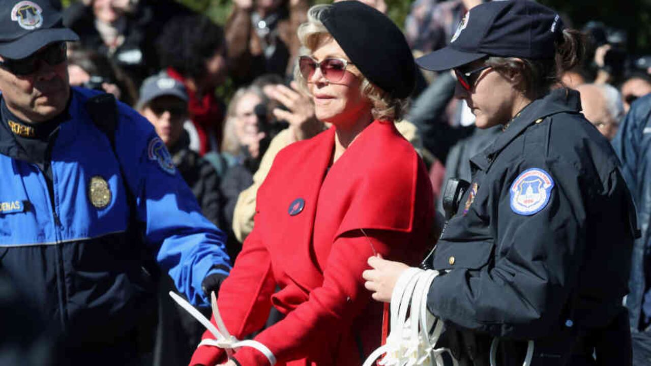 Jane Fonda arrestada nuevamente por protestar contra el cambio climático.