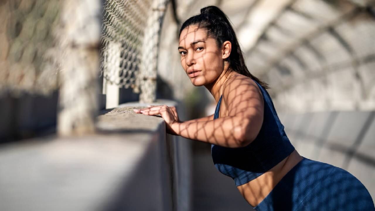 Expertos señalan que el ejercicio físico se debe sumar a las dietas para tener mejores resultados al buscar bajar unos kilos de más. Foto: GettyImages.