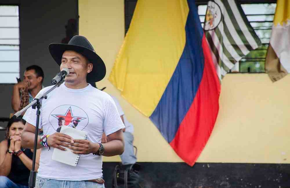 Anderson Vega es uno de los guerrilleros que hace voluntariado en la escuela de la vereda Buenavista junto a su esposa Dayana Paez. Foto:  Diana Rey / SEMANA