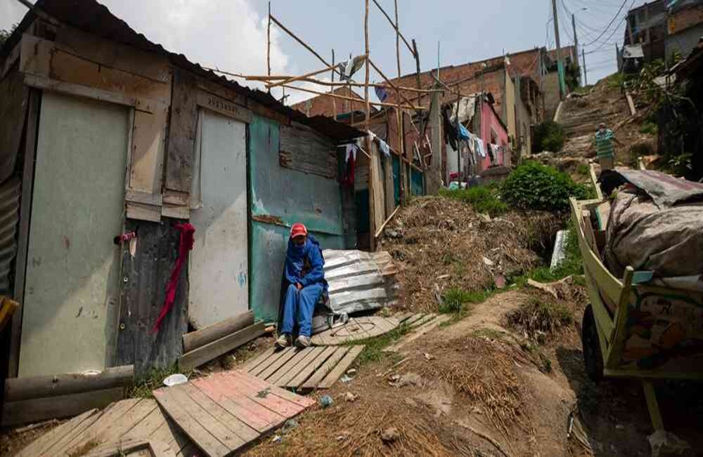 Cada día, trabajadores y voluntarios llegan a los municipios para entregar los mercados, los cuales están conformados por productos esenciales como arroz, lentejas, pasta, fríjoles, aceite, entre otros. Esteban Vega-SEMANA