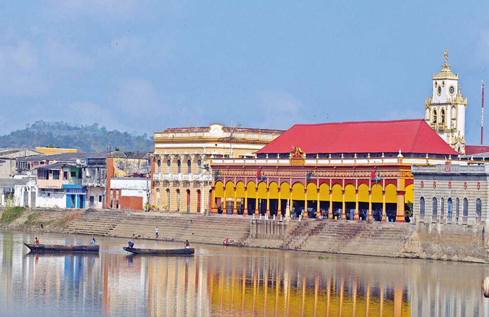 El río Sinú, símbolo del departamento de Córdoba, pasa frente al mercado público de Lorica.
