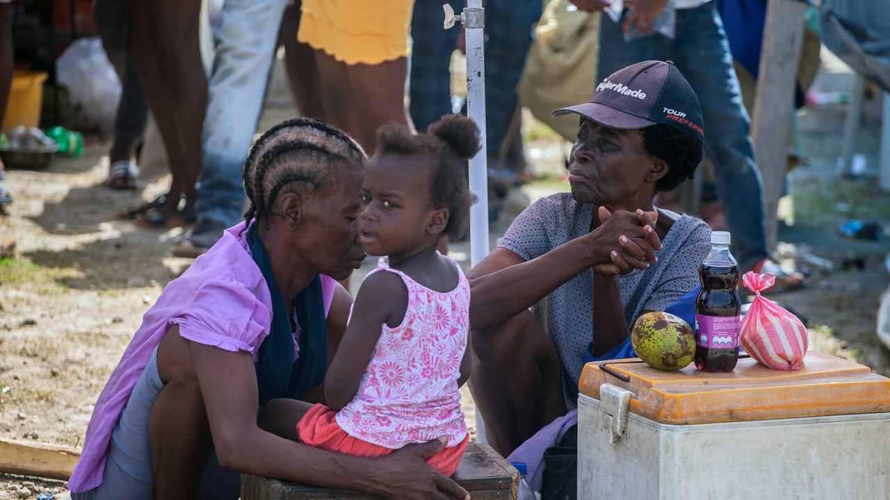 Las mujeres en Haití han sido las más afectadas después del terremoto. (Photo by Richard Pierrin / AFP)